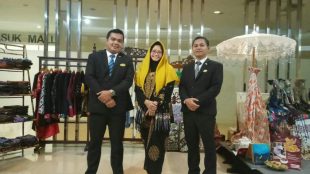 Pose Bersama Pembatik dan Manajemen Hotel Santika Depok di lokasi Batik Expo (dok. KM)