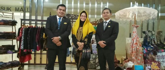 Pose Bersama Pembatik dan Manajemen Hotel Santika Depok di lokasi Batik Expo (dok. KM)
