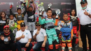 Para juara Kebumen Cup Kejuaraan Nasional Grasstrack 2019 berfoto bersama dalam acara yang diselenggarakan di Sirkuit Wonoyoso Kebumen pada 24- 25 Agustus 2019