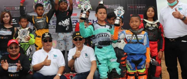 Para juara Kebumen Cup Kejuaraan Nasional Grasstrack 2019 berfoto bersama dalam acara yang diselenggarakan di Sirkuit Wonoyoso Kebumen pada 24- 25 Agustus 2019