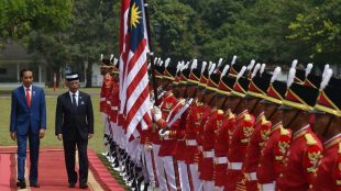 Presiden Joko Widodo menyambut kunjungan kenegaraan Yang di-Pertuan Agong Malaysia, Al-Sultan Abdullah Ri'ayatuddin Al-Mustafa Billah Shah di Istana Kepresidenan Bogor, Jawa Barat, pada Selasa, 27/8/2019