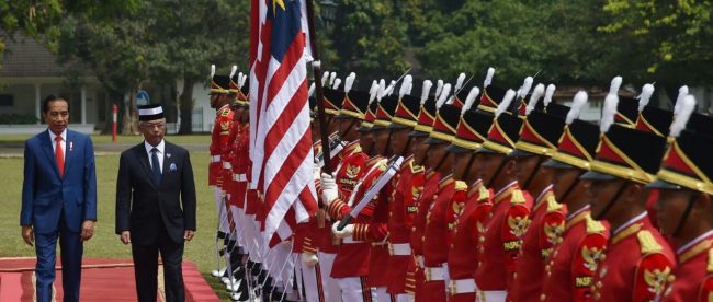 Presiden Joko Widodo menyambut kunjungan kenegaraan Yang di-Pertuan Agong Malaysia, Al-Sultan Abdullah Ri'ayatuddin Al-Mustafa Billah Shah di Istana Kepresidenan Bogor, Jawa Barat, pada Selasa, 27/8/2019