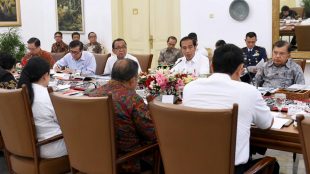 Presiden Joko Widodo memimpin rapat terbatas (ratas) tentang penanganan impor sampah dan limbah di Istana Kepresidenan Bogor, Jawa Barat, Selasa, 27/8/2019