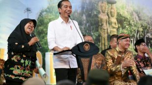 Presiden memberikan sambutan pada penyerahan sertifikat tanah di Purworejo, Kamis, 29/8/2019