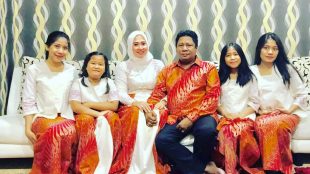 Politisi PDIP Waras Wasisto bersama keluarganya (stock)