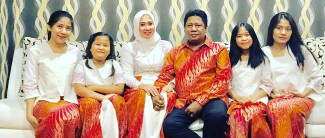 Politisi PDIP Waras Wasisto bersama keluarganya (stock)