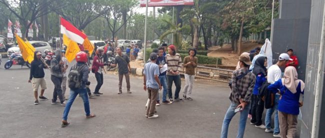 Aksi mahasiswa di depan Kantor Bupati Bogor, Kamis 15/8/2019 (dok. KM)