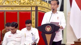 Presiden Joko Widodo memberikan pengantar dalam sidang kabinet paripurna di Istana Negara, pada Senin, 5/8/2019