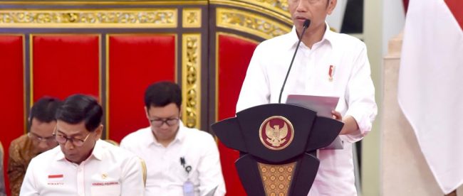 Presiden Joko Widodo memberikan pengantar dalam sidang kabinet paripurna di Istana Negara, pada Senin, 5/8/2019