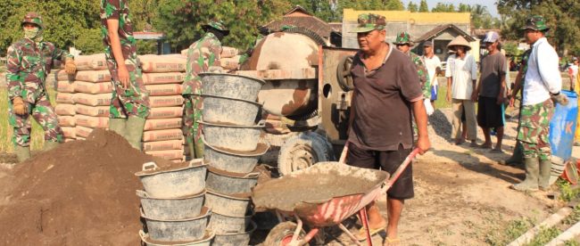 Prajurit Kodim Klaten melakukan betonisasi jalan sepanjang 900 m di Jimbung, Kecamatan Kalikotes, Klaten (dok. KM)