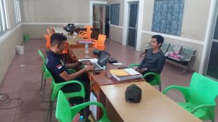 Wartawan Babrl melaporkan dugaan penganiayaan kepada Polres Pangkalpinang, Minggu 29/9/2019 (dok. KM)
