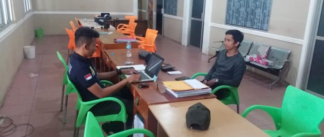 Wartawan Babrl melaporkan dugaan penganiayaan kepada Polres Pangkalpinang, Minggu 29/9/2019 (dok. KM)