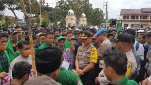 Kedatangan mahasiswa saat menggelar aksi demo di Mapolres Langsa, disambut Kapolres Langsa, AKBP Andy Hermawan SIK MSc, didampingi para perwira lainya di halaman Mapolres setempat, Kamis (26/09/2019)