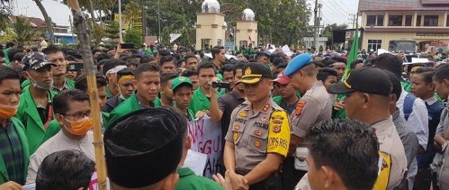 Kedatangan mahasiswa saat menggelar aksi demo di Mapolres Langsa, disambut Kapolres Langsa, AKBP Andy Hermawan SIK MSc, didampingi para perwira lainya di halaman Mapolres setempat, Kamis (26/09/2019)