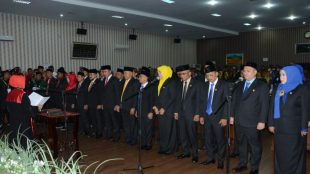 25 Anggota DPRK Langsa dilantik dengan pengucapan sumpah/janji yang dibacakan oleh ketua pengadilan Negeri Langsa (dok. KM)