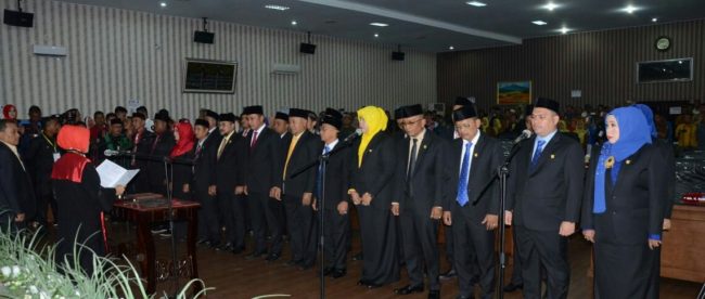 25 Anggota DPRK Langsa dilantik dengan pengucapan sumpah/janji yang dibacakan oleh ketua pengadilan Negeri Langsa (dok. KM)