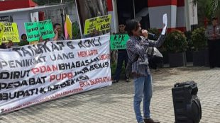 Aksi demo Aliansi Masyarakat Bekasi di Gedung KPK, Selasa 3/9/2019 (dok. KM)