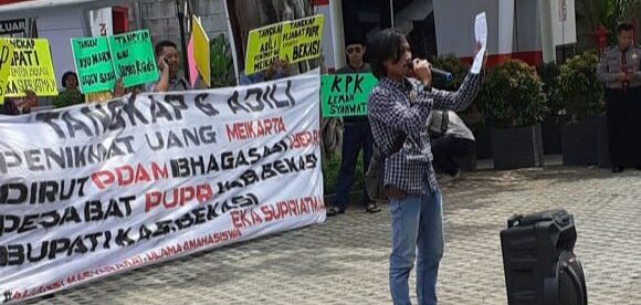 Aksi demo Aliansi Masyarakat Bekasi di Gedung KPK, Selasa 3/9/2019 (dok. KM)