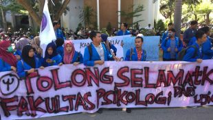 Sejumlah mahasiswa Fakultas Psikologi UIN Ar-Raniry menggelar aksi demo menuntut Dekan dikembalikan jabatannya. (dok. KM)
