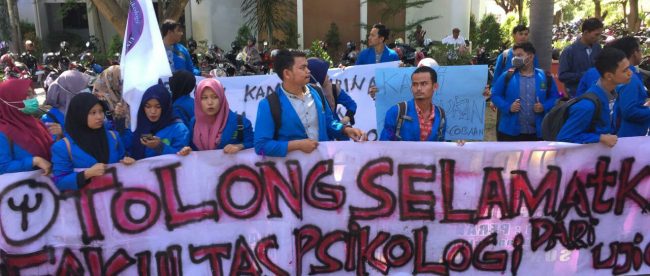 Sejumlah mahasiswa Fakultas Psikologi UIN Ar-Raniry menggelar aksi demo menuntut Dekan dikembalikan jabatannya. (dok. KM)