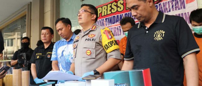 Kapolres Metro Tangerang Kota Kombes Pol Abdul Karim dan jajaran menggelar jumpa pers penangkapan terduga pembuatan handphone ilegal di Pinang, Kota Tangerang pada Jumat, 6/9/2019.