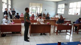 Peserta seleksi tambahan Bakal Calon Kades Leuwisadeng sedang mendengarkan arahan tatib dari Tim Seleksi tingkat Kecamatan, Rabu 11/9/2019 (dok. KM)