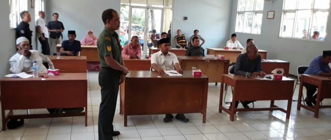 Peserta seleksi tambahan Bakal Calon Kades Leuwisadeng sedang mendengarkan arahan tatib dari Tim Seleksi tingkat Kecamatan, Rabu 11/9/2019 (dok. KM)