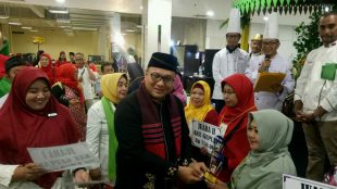 Wakil Wali Kota Depok Pradi Supriatna saat menyerahkan hadiah bagi para pemenang lomba pada acara lomba jajanan pasar tradisional dan gelar budaya Betawi yang diselenggarakan di D'Mall Depok Minggu 15/9/2019 (dok. KM)
