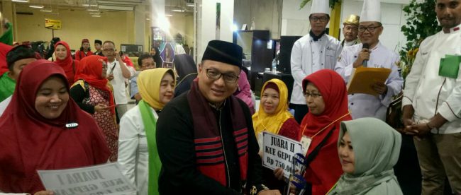Wakil Wali Kota Depok Pradi Supriatna saat menyerahkan hadiah bagi para pemenang lomba pada acara lomba jajanan pasar tradisional dan gelar budaya Betawi yang diselenggarakan di D'Mall Depok Minggu 15/9/2019 (dok. KM)