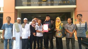 Korban pengeroyokan warga bersama kuasa hukum dan keluarganya di PN Cibinong, Rabu 18/9/2019 (dok. KM)
