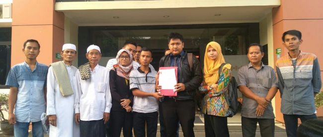 Korban pengeroyokan warga bersama kuasa hukum dan keluarganya di PN Cibinong, Rabu 18/9/2019 (dok. KM)