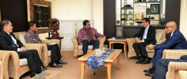 Menteri Perindustrian Airlangga Hartarto menerima kunjungan Menteri Industri dan Perdagangan Singapura Chan Chun Sing untuk kerja sama dalam bidang pengembangan pendidikan vokasi di Jakarta, Kamis 19/9/2019