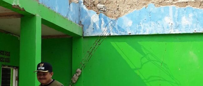 PJS Kades Purasari dan warga sedang memperbaiki kantor desa yang rusak akibat angin puting beliung, Kamis 26/9/2019 (dok. KM)