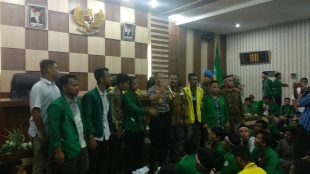 Mahasiswa yang tergabung dalam Aliansi Mahasiswa Kota Langsa berhasil menduduki Gedung DPRK Kota Langsa, Kamis 26/9/2019 (dok. KM/Muddin)