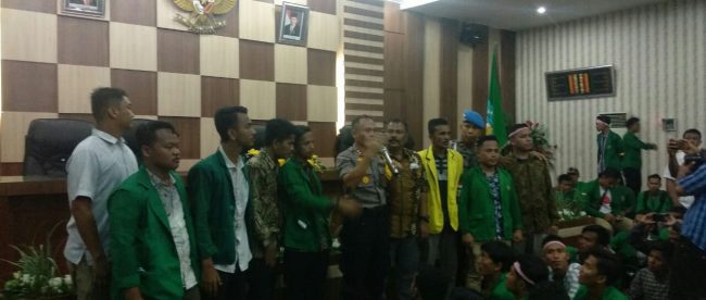 Mahasiswa yang tergabung dalam Aliansi Mahasiswa Kota Langsa berhasil menduduki Gedung DPRK Kota Langsa, Kamis 26/9/2019 (dok. KM/Muddin)