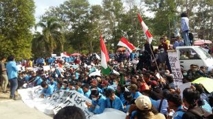 Demonstrasi mahasiswa Babel di depan Gedung DPRD Provinsi Babel, Senin 30/9/2019 (dok. KM)