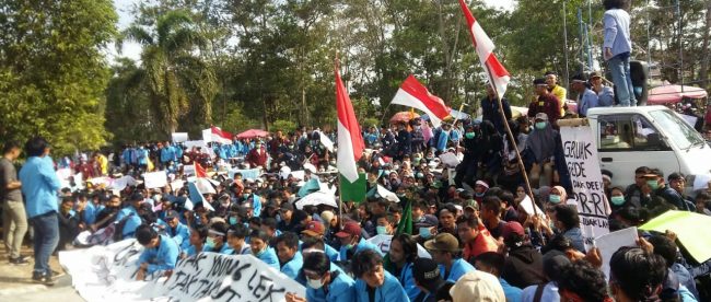 Demonstrasi mahasiswa Babel di depan Gedung DPRD Provinsi Babel, Senin 30/9/2019 (dok. KM)