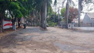 Kondisi jalan di Villa Pekayon, Bekasi, yang terlihat semakin rusak (dok. KM)