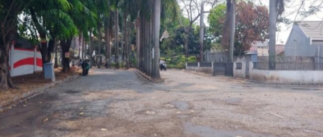 Kondisi jalan di Villa Pekayon, Bekasi, yang terlihat semakin rusak (dok. KM)