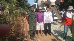 Kepala Desa Margahayu bersama Babinsa memantau pekerjaan pengecoran jalan di Kp. Cibatu, Kamis 26/9/2019 (dok. KM)