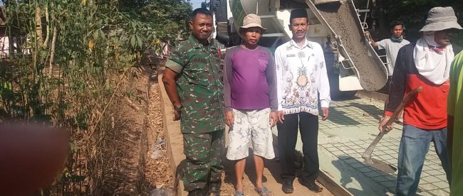 Kepala Desa Margahayu bersama Babinsa memantau pekerjaan pengecoran jalan di Kp. Cibatu, Kamis 26/9/2019 (dok. KM)