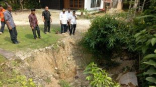 Keuchik dan pihak BPBD Langsa saat meninjau lokasi longsor di Gampong Pondok Keumuning.(Dok.KM)