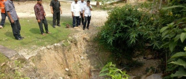 Keuchik dan pihak BPBD Langsa saat meninjau lokasi longsor di Gampong Pondok Keumuning.(Dok.KM)