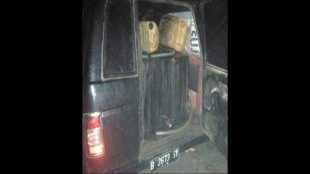 Salah satu mobil yang digunakan dalam penimbunan solar ilegal yang di Waringinkurung, Serang, Banten.