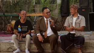 Pradi Supriatna bersama tokoh budaya dan konservasi danau Depok, Heri Gonku, dan Relawan Komunitas Peduli Ciliwung, Suparno Jumar Dalam Acara Sarasehan Budaya di Taman Kaldera, Depok 27/9/2019 (dok. KM)