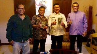 Pertemuan Wakil Gubernur Banten Andika Hazrumy, Sutradara Senior Dedi Setiadi, Produser Dony Ramadhan, Novelis Uten Sutendy membahas pembuatan film "Petualangan Si Jaâ€™un dari Baduyâ€ berlangsung di Cipocok, Serang Banten pada Rabu malam 4/9/2019