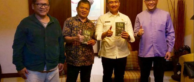 Pertemuan Wakil Gubernur Banten Andika Hazrumy, Sutradara Senior Dedi Setiadi, Produser Dony Ramadhan, Novelis Uten Sutendy membahas pembuatan film 