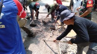 Kepala Desa Sidamulya Kec. Cipunagara Kab. Subang bangun jalan rabat beton dari dana desa tahap II tahun 2019 (dok. KM)