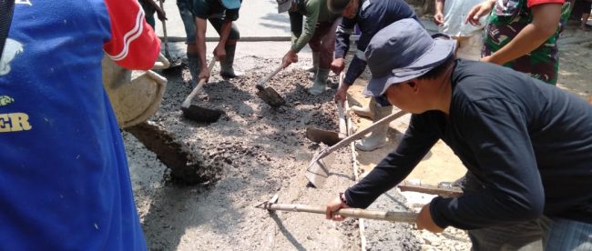 Kepala Desa Sidamulya Kec. Cipunagara Kab. Subang bangun jalan rabat beton dari dana desa tahap II tahun 2019 (dok. KM)
