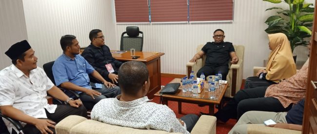Anggota DPR RI FPKS Asal Aceh, Rafli dan Nasir Jamil sudah berkoordinasi dengan pihak terkait untuk atasi terputusnya Jembatan gantung yang menghubungkan Desa Subarang dengan Desa Madat, Kecamatan Samadua. (dok. KM)